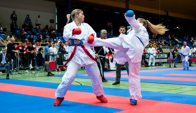 Fabienne Kaufmann (links), hier beim Swiss Karate League in Sursee, landete in Aarberg auf Rang 3. (Foto Manuel Arnold/Archiv)
