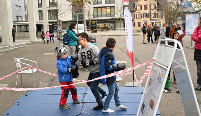 Am Tag der Kinderrechte auf dem Martigny-Platz in Sursee konnten die Kinder boxen.  (Foto Werner Mathis)