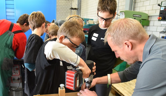 Peter Anderhub, Leiter des Bildungszentrums AM Suisse in Sursee, nahm sich viel Zeit, um den Kindern die Metallberufe näher zu bringen.  (Foto Thomas Stillhart)