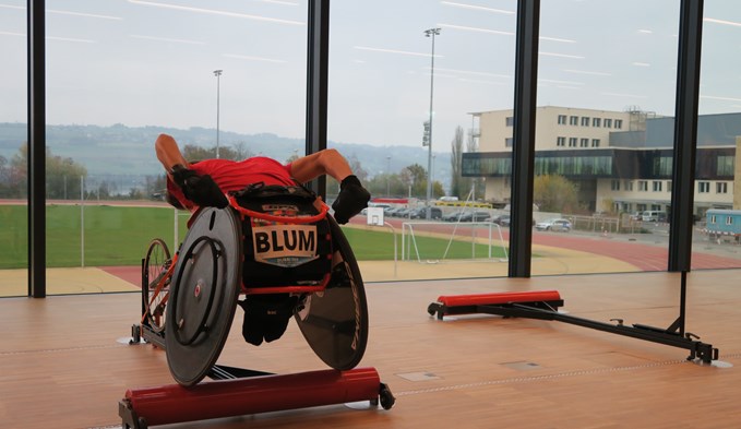 Fabian Blum nutzt erstmals die Rollen-Trainingshalle.  (Foto Schweizer Paraplegiker-Stiftung)