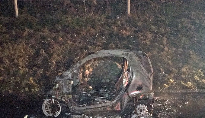 Das Auto fing auf der Autobahn Feuer und brannte anschliessend ganz aus.  (Foto Luzerner Polizei)