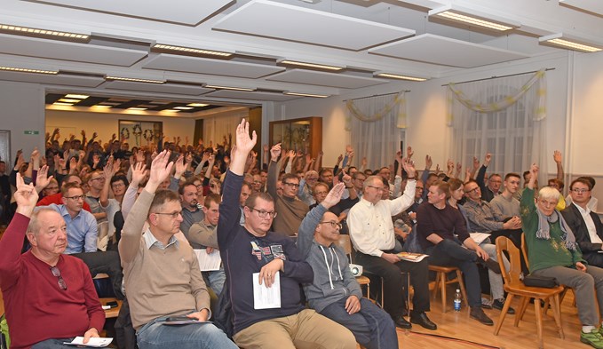206 Bürger füllten den Saal und die Bühne des Gasthofs Rössli in Knutwil. 12,8 Prozent der Stimmberechtigen nahmen an der Gemeindeversammlung teil.   (Foto Thomas Stillhart)