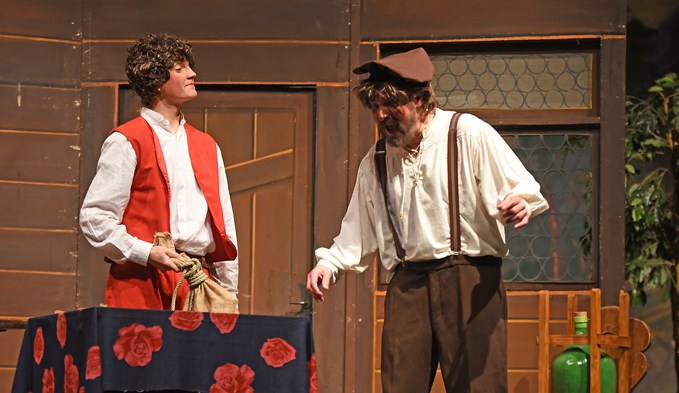 Das Märchentheater Triengen spielt «Tischlein deck dich». Florian und der böse Wirt.  (Foto Thomas Stillhart)