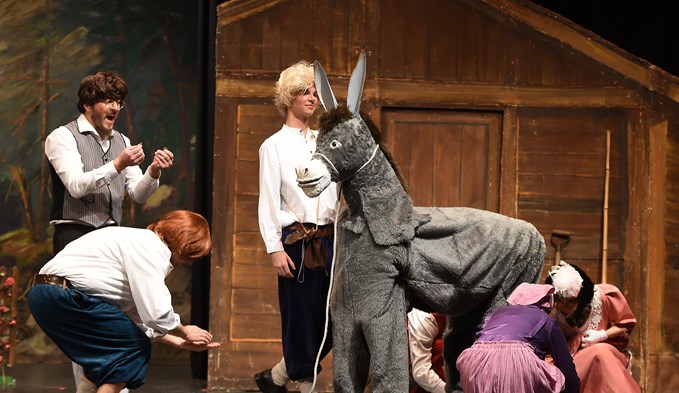 Das Märchentheater Triengen spielt «Tischlein deck dich». Schneidermeister Nädeli (ganz links) und die anderen freuen sich über die Goldtaler des Esels.  (Foto Thomas Stillhart)