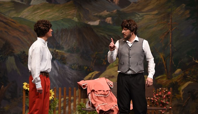 Das Märchentheater Triengen spielt «Tischlein deck dich». Nädeli mahnt seinen Sohn Florian.  (Foto Thomas Stillhart)