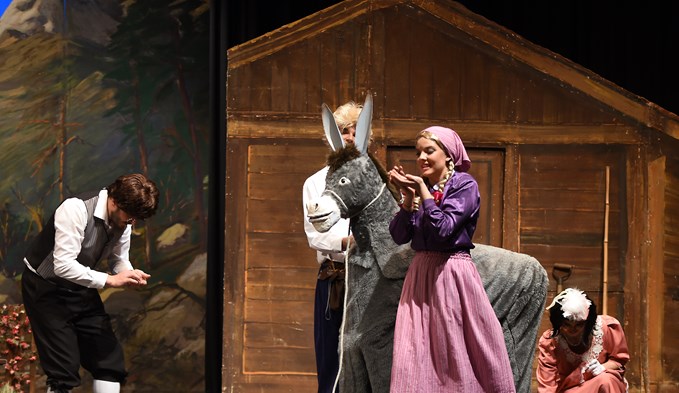 Rägeli freut sich über den Goldregen des Esels im Märchentheater Triengen «Tischlein deck dich».   (Foto Thomas Stillhart)