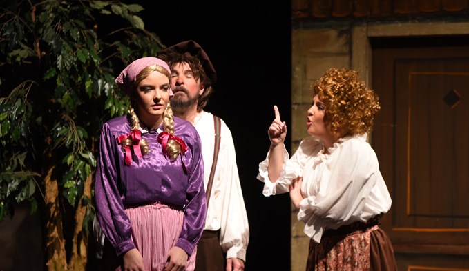 Das Märchentheater Triengen spielt «Tischlein deck dich». Das Wirtepaar nimmt Rägeli in die Mangel.  (Foto Thomas Stillhart)