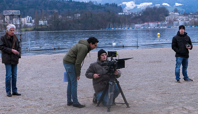 Timothy Ross beim Dreh des Kurzfilms «Foreign/Fremd» am Ufer des Vierwaldstättersees in Luzern.  (Foto zvg)