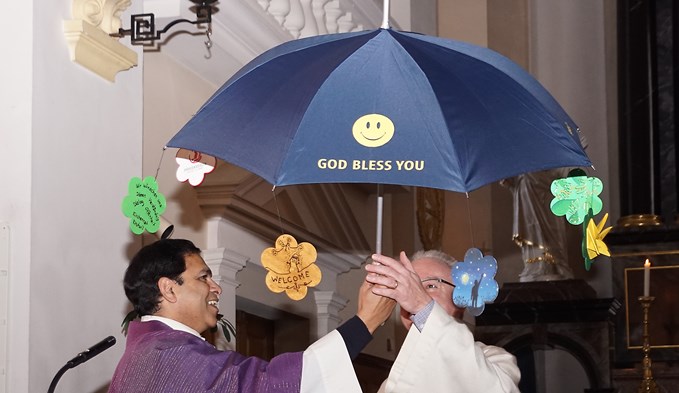 Am Schluss des Gottesdienst schenkte Pater Thomas Plappallil Claudio Tomassini einen Schirm mit der Aufschrift «God bless you» (Gott segne Dich).. (Foto zvg)