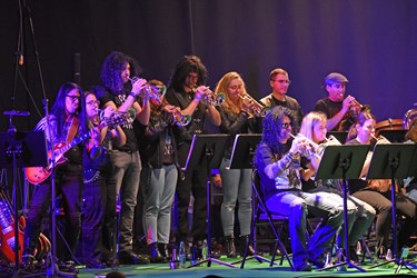 «Heavy Brass» hiess das Motto der Musikgesellschaft Knutwil am Jahreskonzert und entsprechend kleideten sich die Musikanten. Ganz links Jake Salgado an der Gitarre.  (Foto Thomas Stillhart)