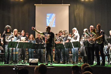 «Heavy Brass» hiess das Motto der Musikgesellschaft Knutwil am Jahreskonzert und entsprechend kleideten sich die Musikanten.  (Foto Thomas Stillhart)