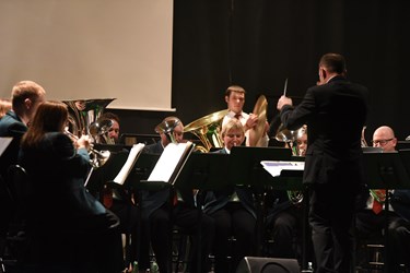 Der erste Konzertteil war klassisch der Brassmusik gewidmet und in der Musikuniform.  (Foto Thomas Stillhart)
