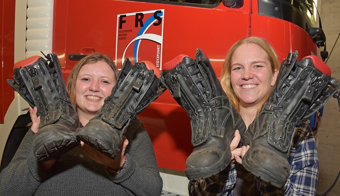Samira Howald (links) und Sylvia Jenny von der Feuerwehr Region Sursee zeigen ihre Arbeit bei Übungen und Kursen auf Instagramm. (Foto Thomas Stillhart)