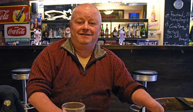 Beat Moser lebt seit einem RS-Unfall vor 35 Jahren ohne Hände. Jetzt möchte er moderne Prothesen. Mit Bier soll das klappen.  (Foto Thomas Stillhart)