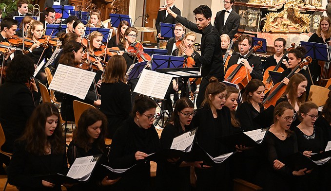 Das Aarauer Studentenorchester mit Chor musizierte am Stefanstag in der Surseer Pfarrkirche … (Foto Werner Mathis)
