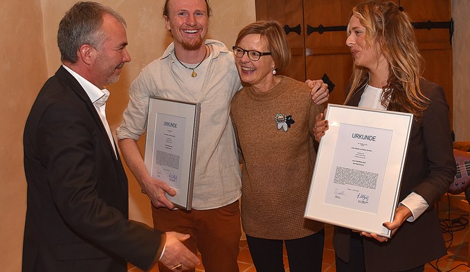 Stapi Beat Leu gratuliert Elias Zürcher und Larissa Stalder (in Vertretung von Sven Stalder) zum Kulturpreis. Bildungsvorsteherin Heidi Schilliger freut sich mit. (Foto Daniel Zumbühl)