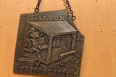 Die Plakette der Fröschenzunft Triengen 2020 mit dem Motto «Saloon».  (Foto Thomas Stillhart)