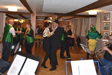 Auch das Tänzchen des Zunftmeisterpaars gehört zum festen Bestandteil des Zunftbots. Natürlich tanzen auch andere mit.  (Foto Thomas Stillhart)