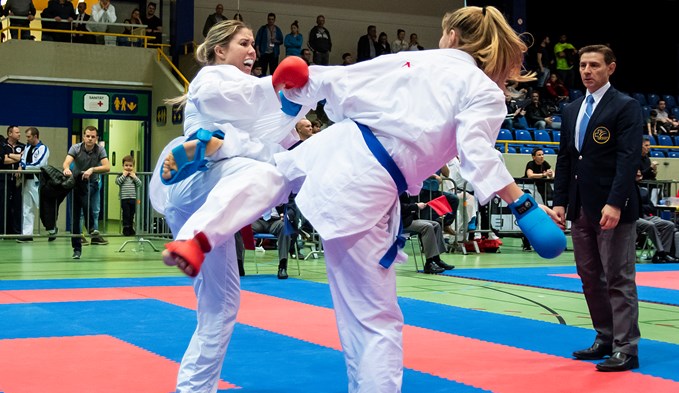 Kämpft vielleicht an den Olympischen Spielen: Karateka Fabienne Kaufmann (links). (Foto Manuel Arnold)