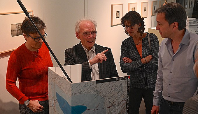 Willi Bürgi erklärt den Gästen aus Mauensee die Ausstellung über Louis Gut. (Foto Werner Mathis)