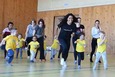 Die schnellste Frau der Schweiz, Mujinga Kambundji, besuchte in Büron «Miteinander Turnen» MiTu mit Leiterin Astrid Müller und drei- bis fünfjährigen Kindern.  (Foto Thomas Stillhart)