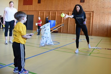 Die schnellste Frau der Schweiz, Mujinga Kambundji, besuchte in Büron «Miteinander Turnen» MiTu mit Leiterin Astrid Müller und drei- bis fünfjährigen Kindern.  (Foto Thomas Stillhart)