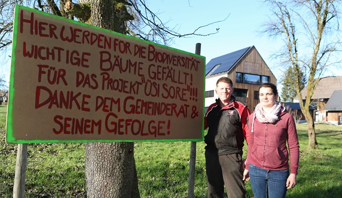 David Brunner wehrt sich gemeinsam mit Partnerin Erika Hegner mit einem Plakat gegen das Baumfällen entlang der Sure. (Foto Ana Birchler-Cruz)