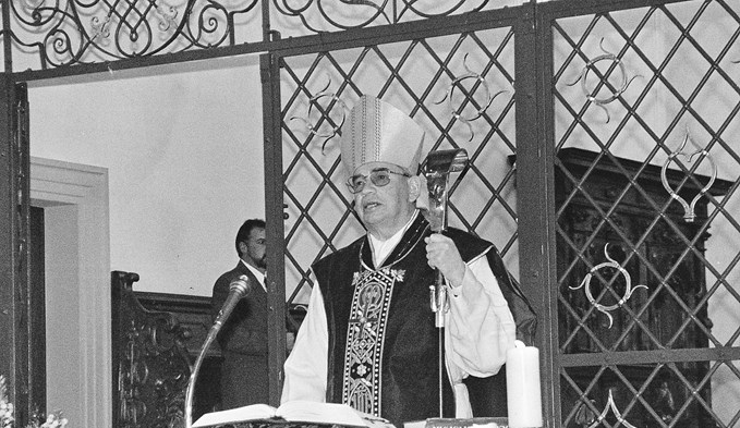 Bischof Otto Wüst in der Pfarrkirche Sursee. In der Hand hält er seinen Bischofsstab, auf dem Kopf trägt er eine Mitra. (Foto Pfarreiblatt Sursee/Archiv)