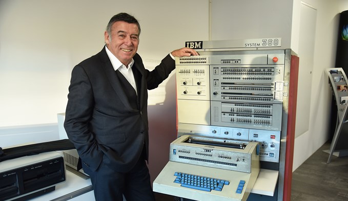 Kari Hoppler zeigt den IBM -Computer 360, der vor 50 Jahren in Sursee das Computer-Zeitalter einläutete.  (Foto Thomas Stillhart)