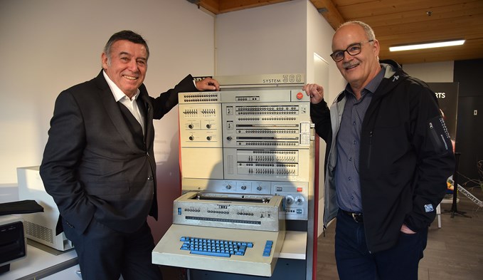 Kari Hoppler und Thomas Hunkeler zeigen den IBM -Computer 360, der vor 50 Jahren in Sursee das Computer-Zeitalter einläutete.  (Foto Thomas Stillhart)