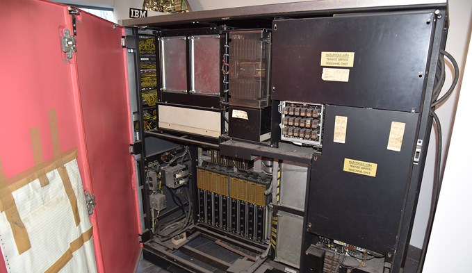 Aus dem Innenleben des IBM-Computer 360.  (Foto Thomas Stillhart)