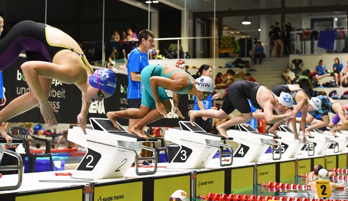 Am Start sind die Schwimmer hoch konzentriert.  (Foto Thomas Stillhart)