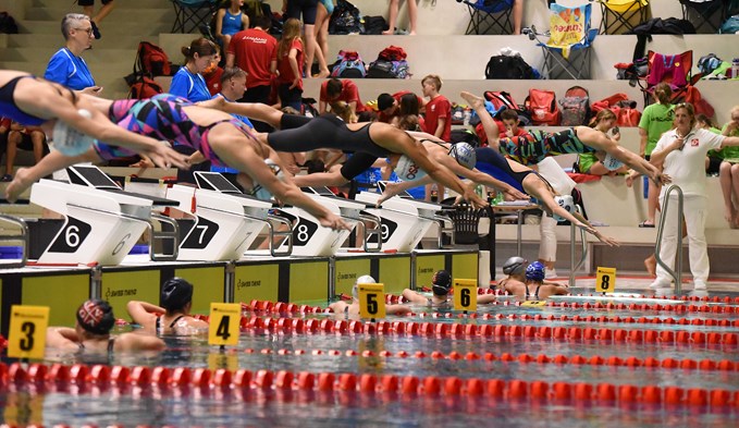 Am Start sind die Schwimmer hoch konzentriert.  (Foto Thomas Stillhart)