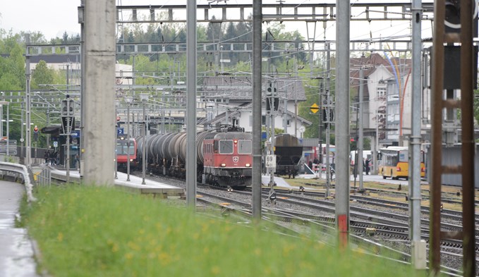 Die SBB will den Mittelperron des Bahnhofs Sursee (links) 100 Meter Richtung Süden (Vordergrund) verlängern. Ob auch die dritte Personenunterführung (PU Süd) kommt, ist ungewiss. (Foto Daniel Zumbühl/Archiv)