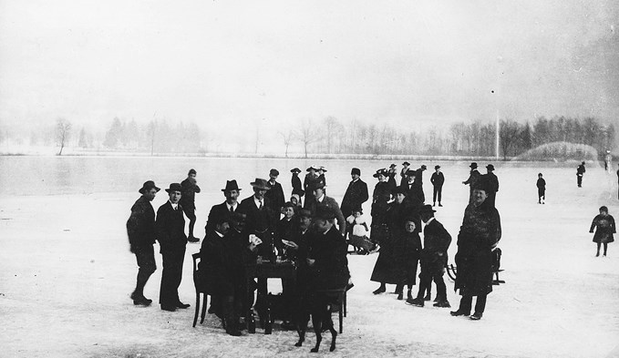 An Neujahr 1918 vergnügten sich die Surseer auf dem zugefrorenen Triechter beim Schlitteln, Schlittschuhlaufen, Spazieren, Jassen und Biertrinken.  (Foto Stadtarchiv Sursee)