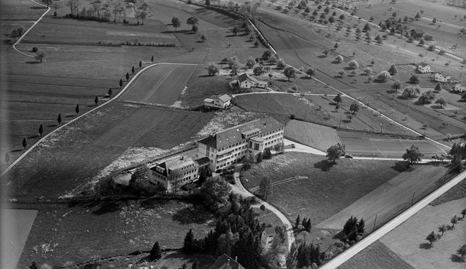 Auf dem Mariazell-Hügel stand bereits 1953 ein Spital, das 1940 eröffnete Bezirksspital.  (Foto ETH-Bibliothek Zürich, Bildarchiv/Fotograf: Friedli, Werner.)