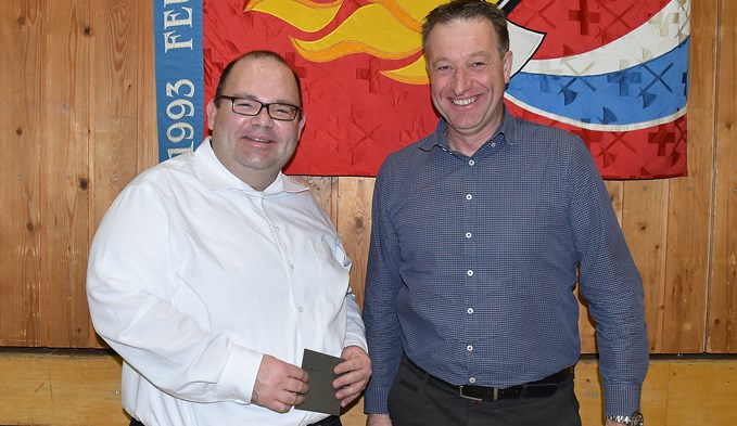 Armin Hartmann und Jürg Schär wurden als Mitglieder der Feuerwehrkommission verabschiedet.  (Foto Thomas Stillhart)