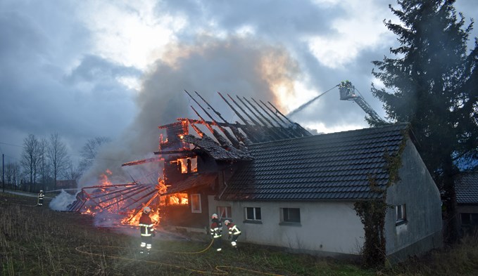 In Sempach ging ein unbewohntes Bauernhaus in Flammen auf. (Foto Luzerner Polizei)