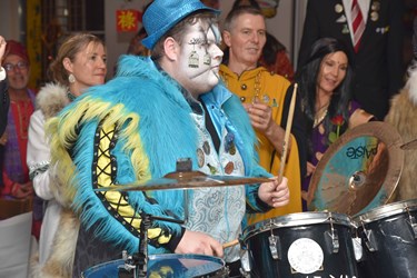 Heiniball mit Heinivater «Wisu» Amrein in der «Braui» mit der Joe Beaujolais Band und dem Motto «Us aller Welt».  (Foto Thomas Stillhart)