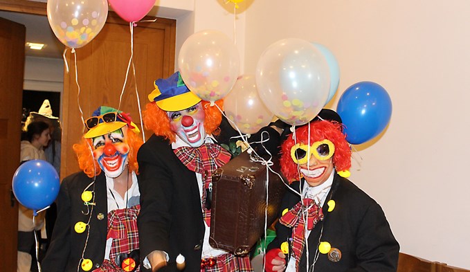Viele Clowns brachten an der letzten «Behindertenfasnacht» in Büron Farbe.  (Foto Sylvia Schubkegel)