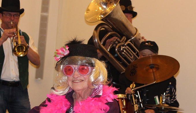 Auch am letzten von ihr organisierten Maskenball feierte Hedy Wyss mit.  (Foto Sylvia Schubkegel)