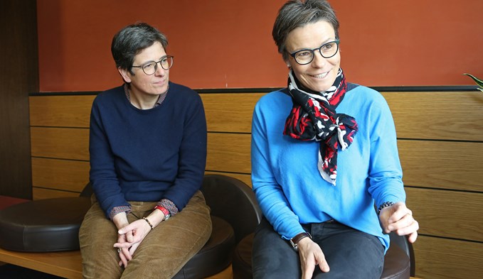 Fanny Nüssli (links) und Gemeinderätin Priska Häfliger trafen sich mit dieser Zeitung in der Kaffeeecke der Emmi AG in Kaltbach. (Foto Ana Birchler-Cruz)