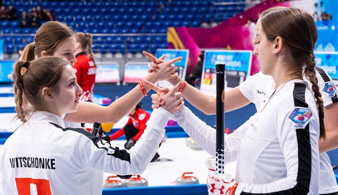 Anna Gut (rechts) und Selina Witschonke (links) reichen sich die Hände. (Foto WCF/Emil Cooper)