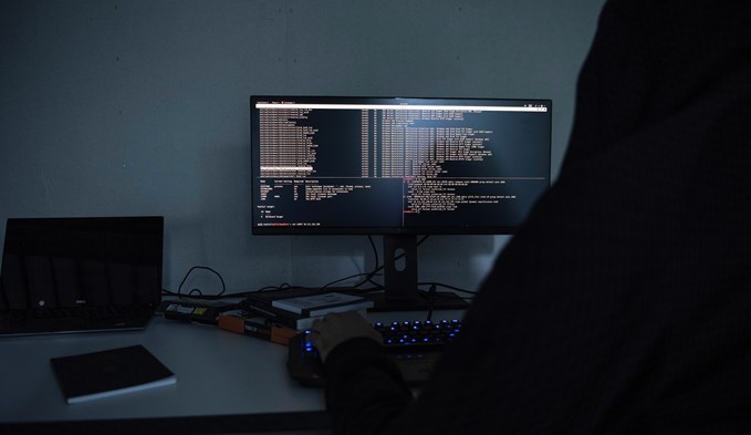 Auch kleine Gemeinden müssen gegen Cyberkriminalität gewappnet sein. Grosse Schwachstellen sind unter anderem ungeschulte Mitarbeiter. (Foto Keystone)