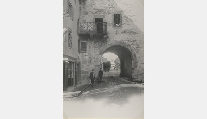 Der Blick durchs Untertor Richtung Chrüzlikapelle im Jahr 1920. (Foto Stadtarchiv Sursee)