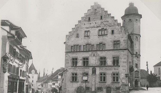 1920 beherbergte das Rathaus die Luzerner Kantonalbank und die Post.  (Foto Stadtarchiv Sursee)