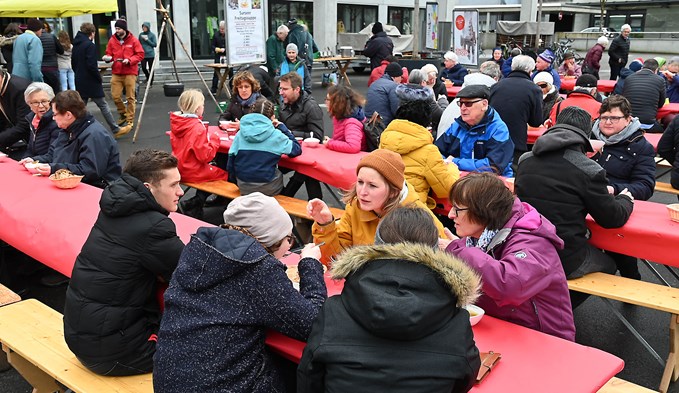 Trotz Kälte versammelten sich rund 80 Personen auf dem Martigny-Platz.  (Foto Werner Mathis)