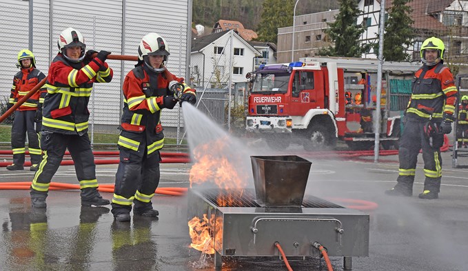 Natscha Jaussi (Feuerwehr Oberer Sempachersee) löschte das Feuer.  (Foto Thomas Stillhart)