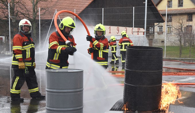 Simon Fellmann von der Feuerwehr Region Sursee löscht das Feuer.  (Foto Thomas Stillhart)