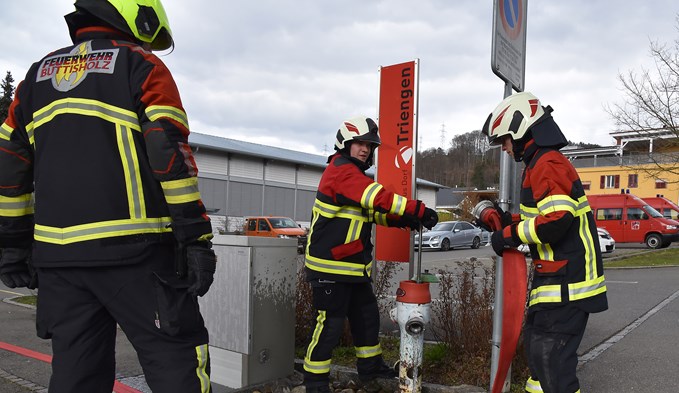 Auch den richtigen Anschluss am Hydrant lernten die neuen Feuerwehrleute.  (Foto Thomas Stillhart)